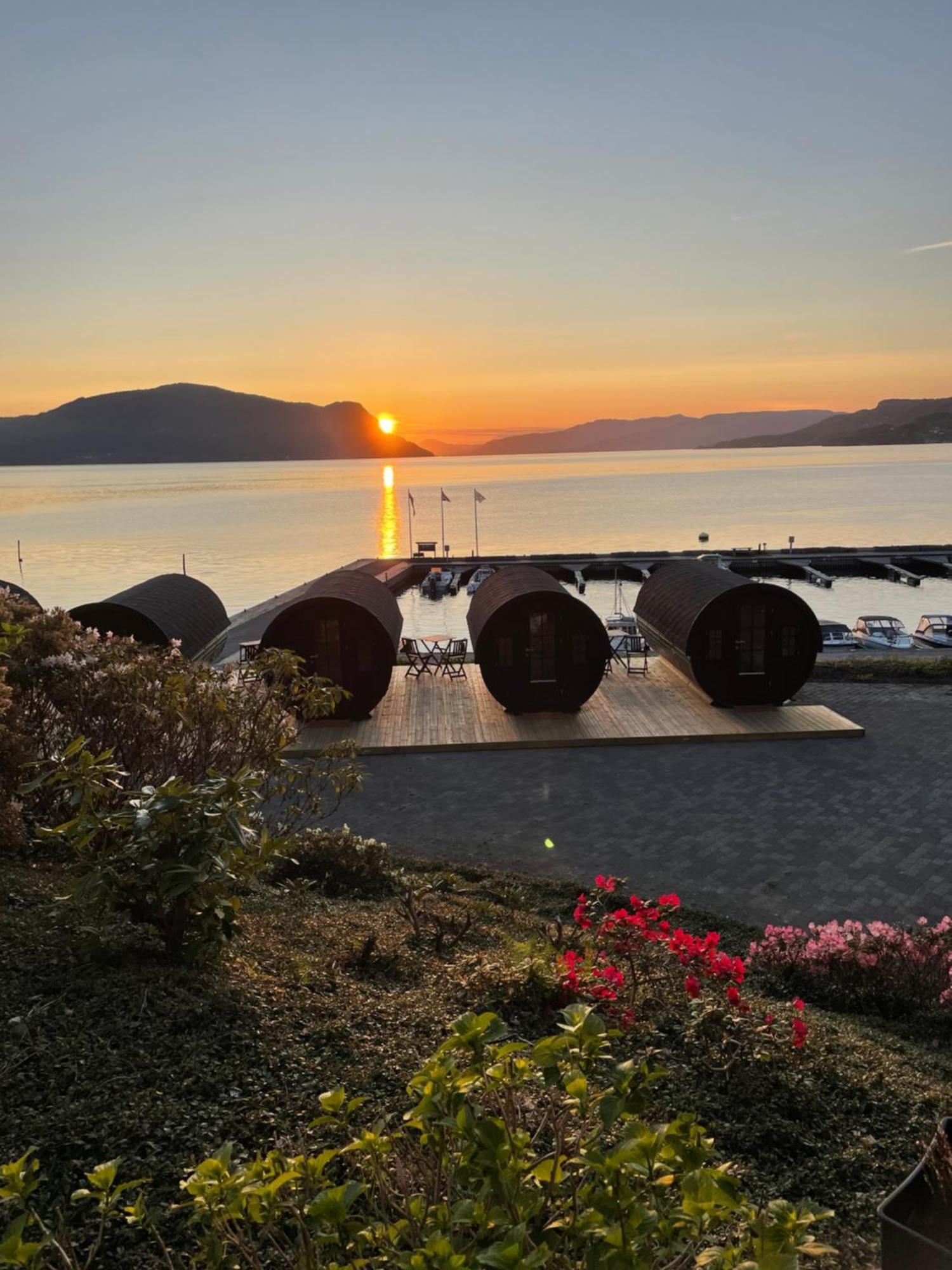 Sleeping Barrel Lodge Smaken Av Ryfylke Event As, Drives Ikke Som Hotell Hjelmeland Exterior foto